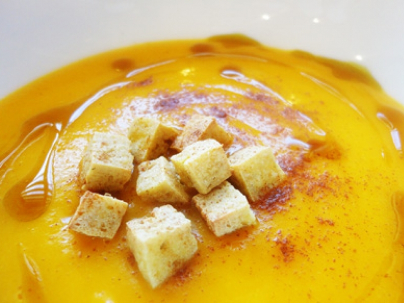 Mrkvovo - batátový krém s tofu krutónkami a škoricou