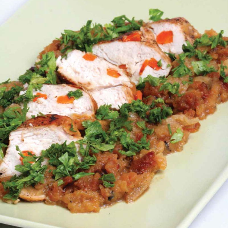 Kuracie prsia špikované mrkvou na jablkách