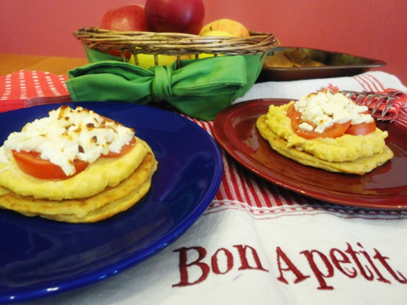 Zapekané celozrnné lievance s cícerovou pastou, paradajkami a balkánskym syrom