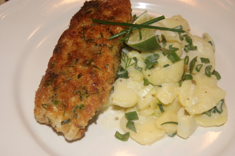 Aljašská treska v bylinkovej kruste s bavorským zemiakovým šalátom