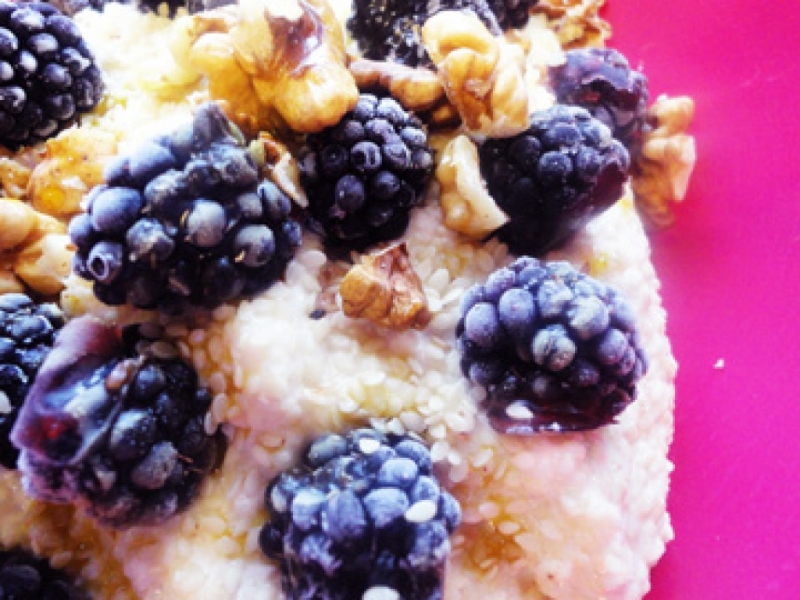 Tvarohový kuskus s medom, limetkou a černicami