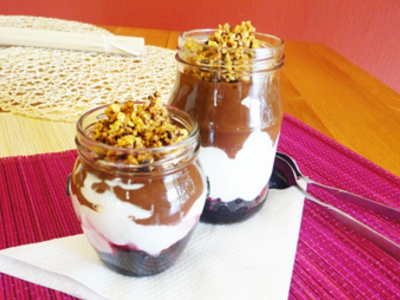 Jogurt s kávovým krémom, lesným ovocím a chrumkavou grilážou