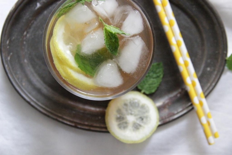 Domáci bylinkový ľadový čaj