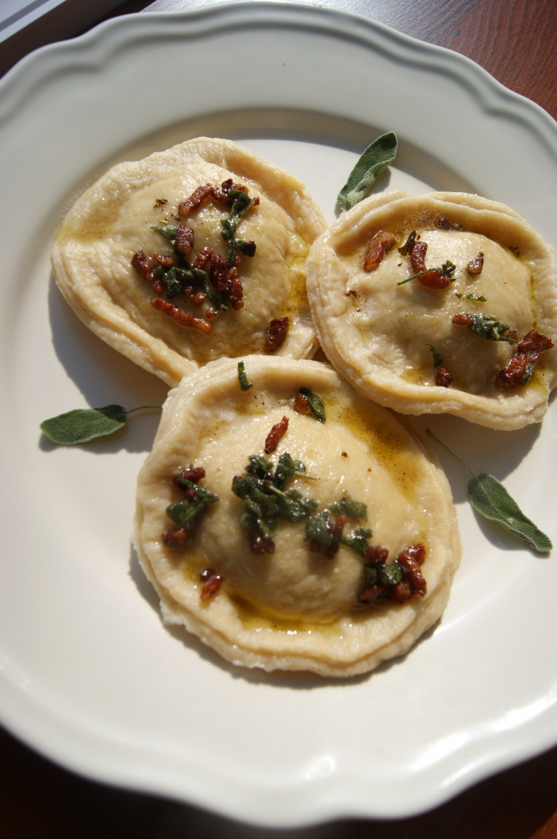 Tekvicové ravioli so slaninkou na šalvii a tymiáne