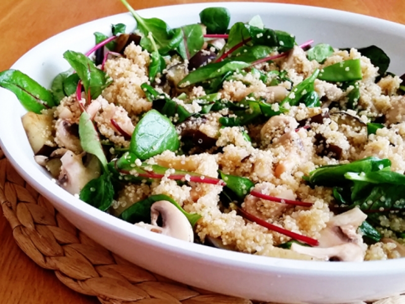 Zeleninové quinoto s cviklovými a špenátovými listami