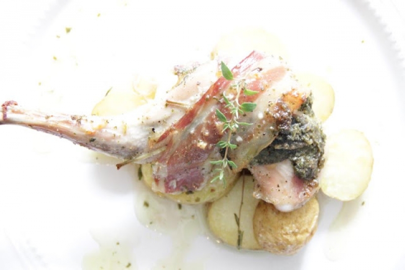 Králik s bylinkami na šalviovom masle