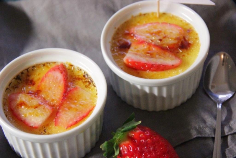 Crème brûlée s jahodami