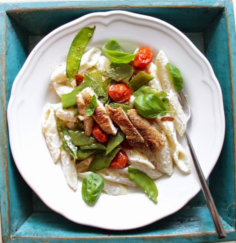 Cestoviny s cisárskym hráškom, paradajkami a bazalkou