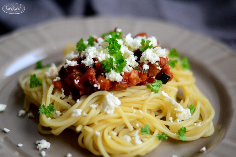 Baklažánovo-cuketové špagety s Feta syrom