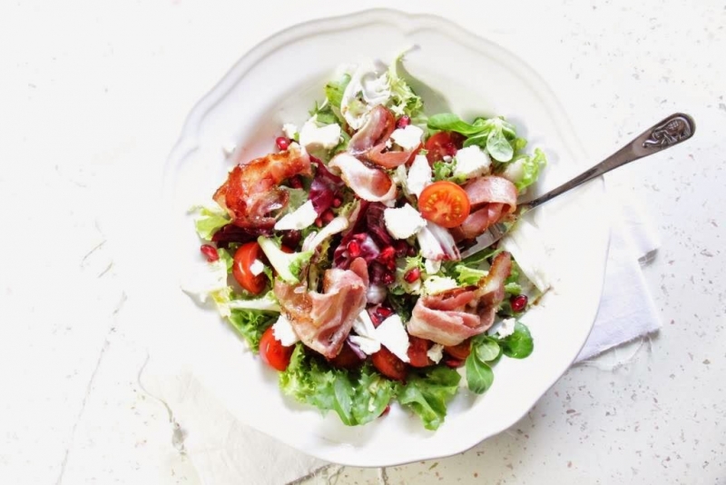 Šalát s medovou pancettou a granátovým jablkom