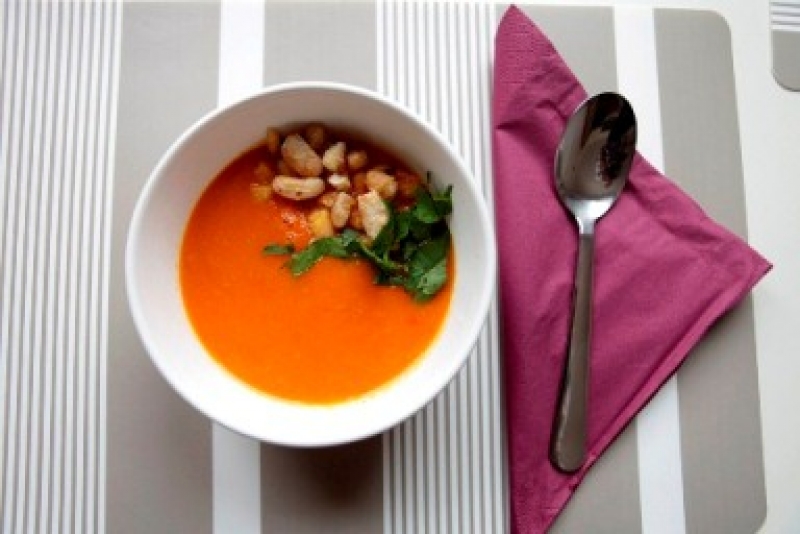 Paradajková polievka s chrumkavou fazuľkou