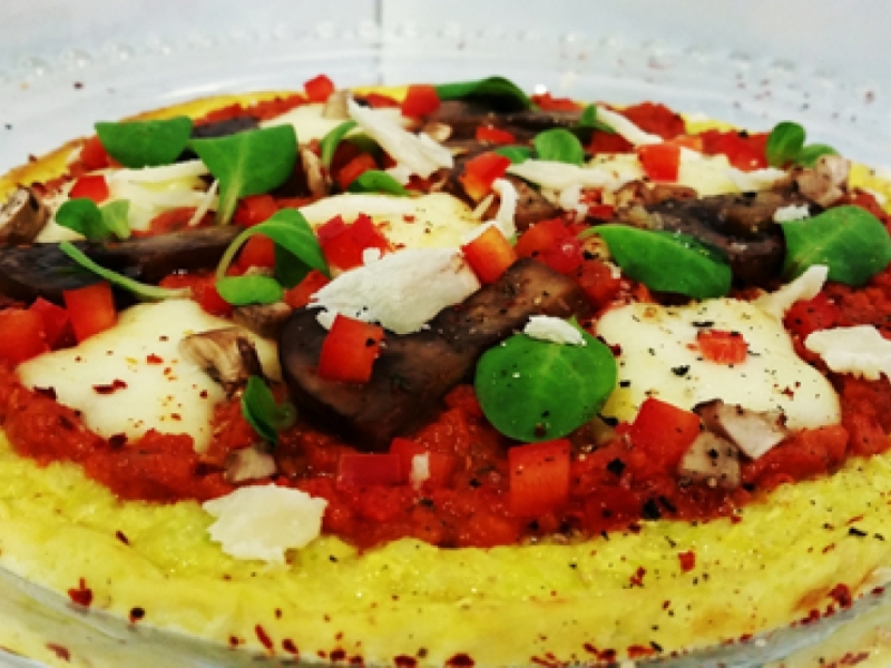 Pizza z cuketového cesta s mozarellou, šampiňónmi a kozím syrom / bez múky /