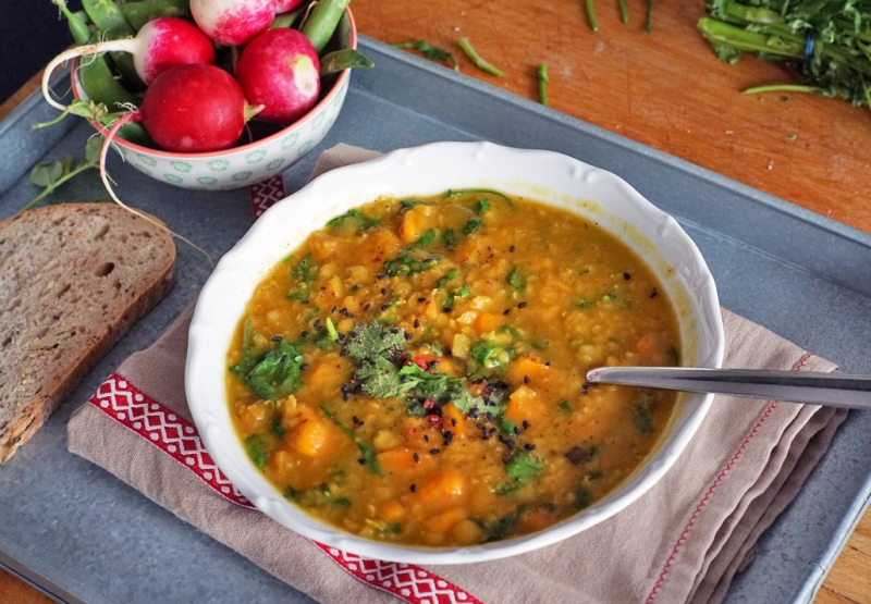 Polievka zo žltého hrášku s kari, sladkými zemiakmi a mrvou