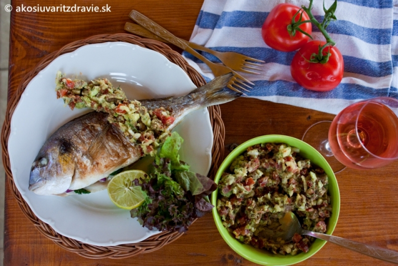 Pražma s dipom zo sušených paradajok a avokáda