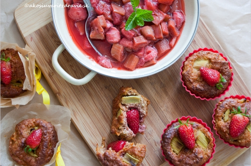 Mrkvovo – mandľové muffiny s rebarborou a jahodami – bez múky a mlieka