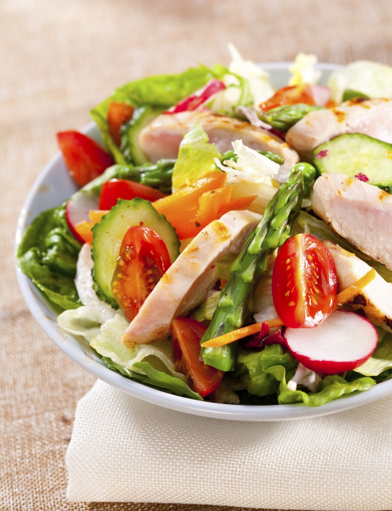 Kurací šalát so špargľou a bazalkou