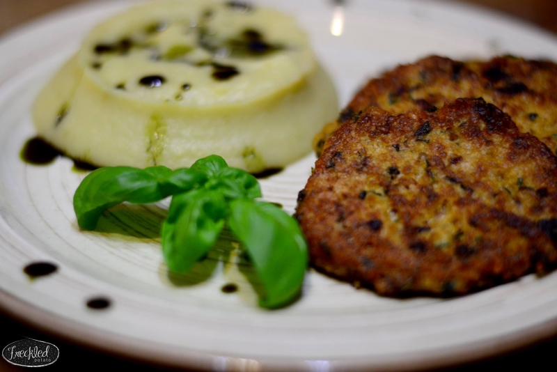 Pšenovo-orieškové placky s patizónovo-zemiakovým pyré a tekvicovým olejom