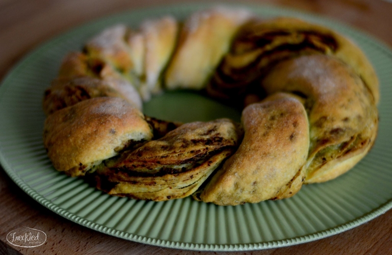 Chlebový pletenec s bazalkovým pestom