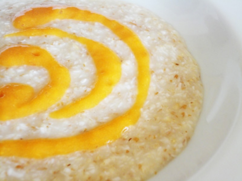 Kokosová ovsená kaša s marhuľovým pyré