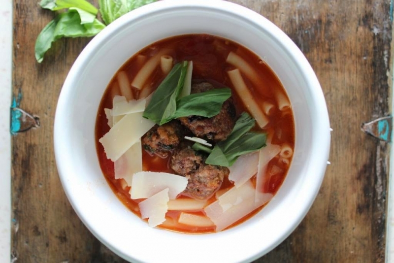 Paradajková polievka s mäsovými knedličkami