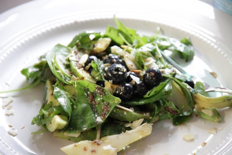 Šalát s čučoriedkami, hruškou a avokádom