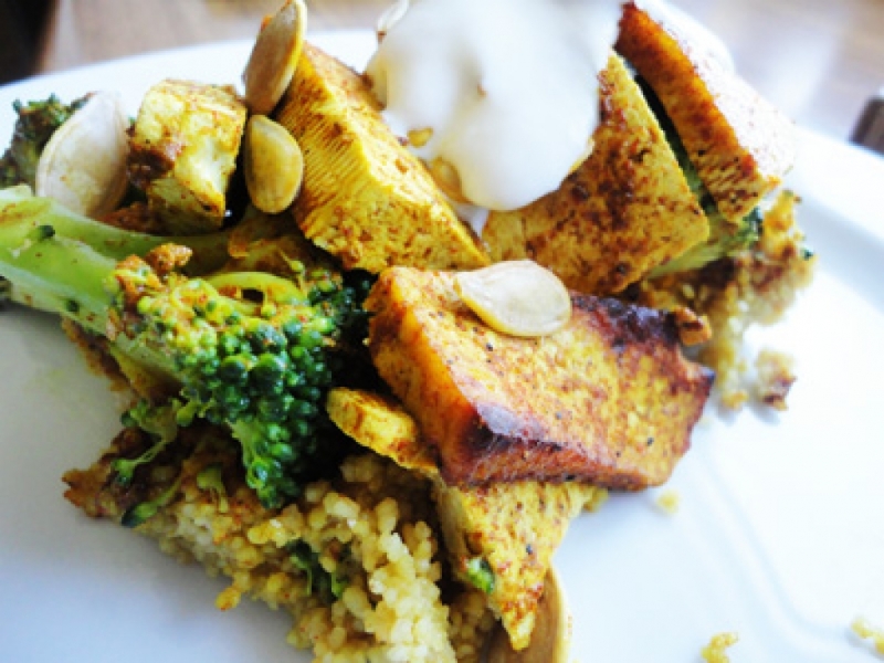 Indické tofu s Garam masala, brokolicou a kuskusom